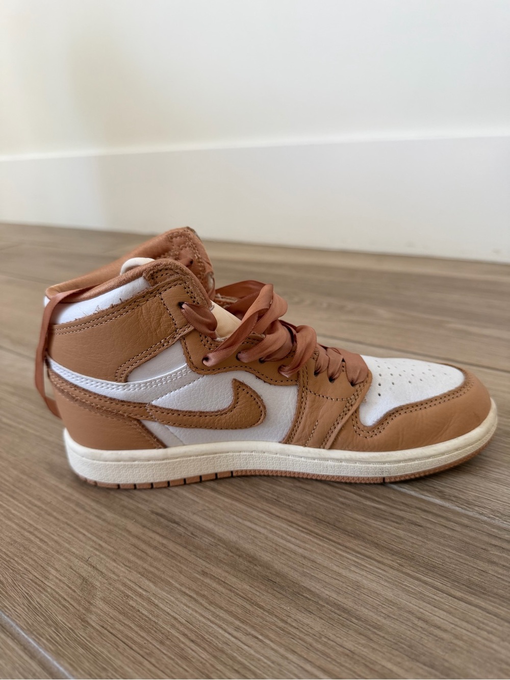 Youth High-Top Air Jordan Sneakers in Praline with Satin Laces - Picture 5 of 8